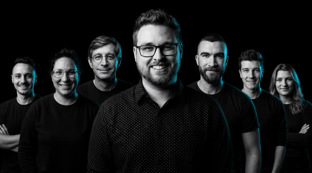 L'équipe Horizon Sécure : Samuel Bellemare entouré de ses six collaborateurs et consultants, photo d'équipe professionnelle